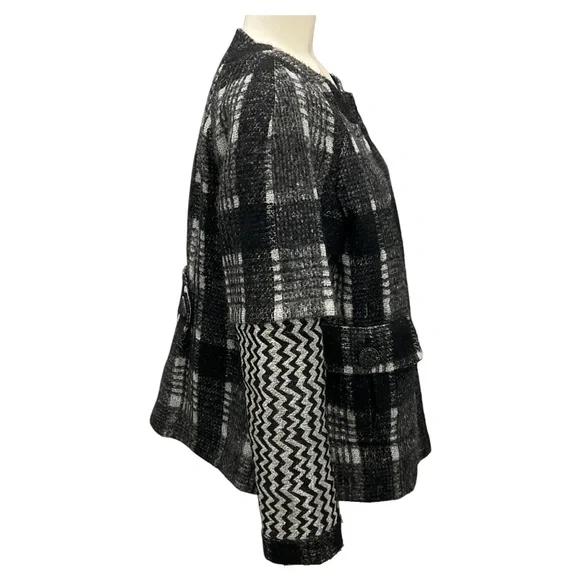 CHANEL BLACK / GREY / SILVER 2016 CC LOGO BUTTON FANTASY TWEED JACKET - Picture 2 of 6